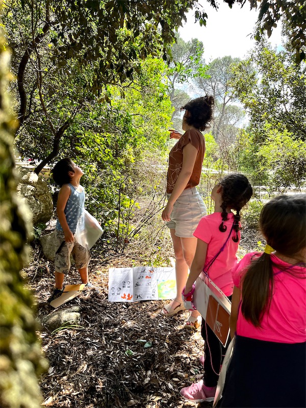 dei bambini e una guida visitano il bosco di Curadureddu per una lezione sulla natura