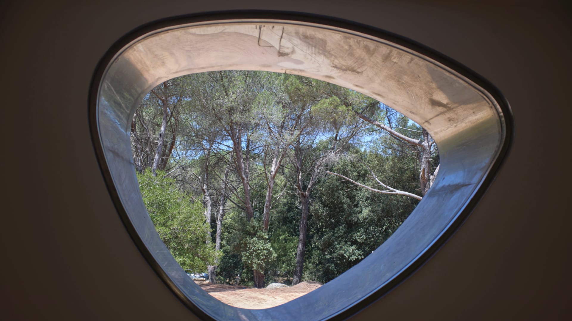 una finestra dalla forma astratta, vagamente ovale al museo Organica
