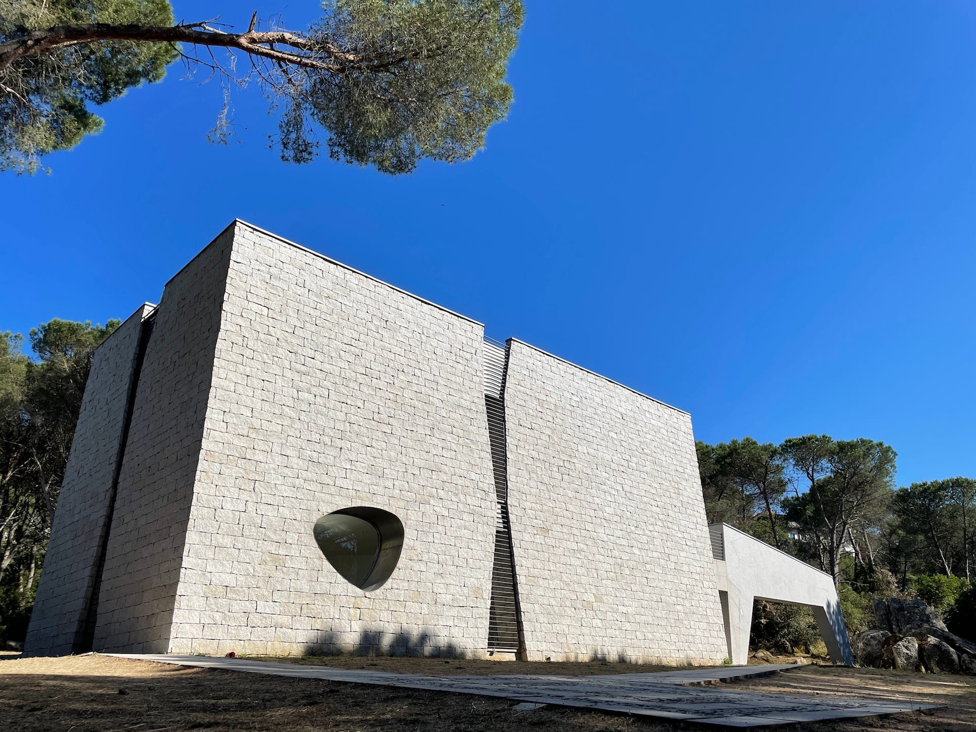 la moderna facciata di granito del museo Organica di Tempio Pausania
